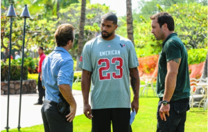 Danno (Scott Caan, left) and Steve (Alex O'Loughlin, right) question the Houston Texans' Arian Foster.